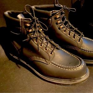 size 8.5E, just perfect width. Breakin in is so fun.